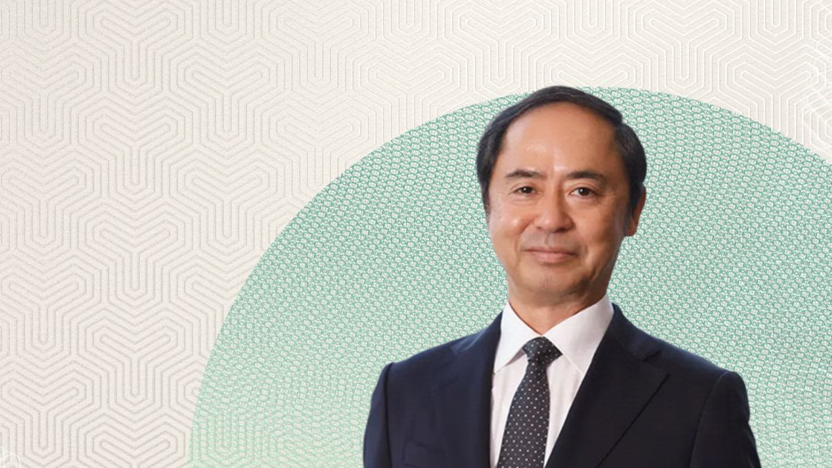 Portrait of Yasuo Kashiwagi in a dark business suit and tie, standing against a patterned backdrop with a green circular accent, accompanying a Japan Q&A on Apollo’s outlook and future strategy in Japan.